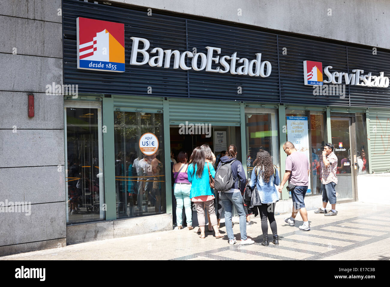La gente in coda al di fuori di una succursale del banco estado Santiago del Cile Foto Stock