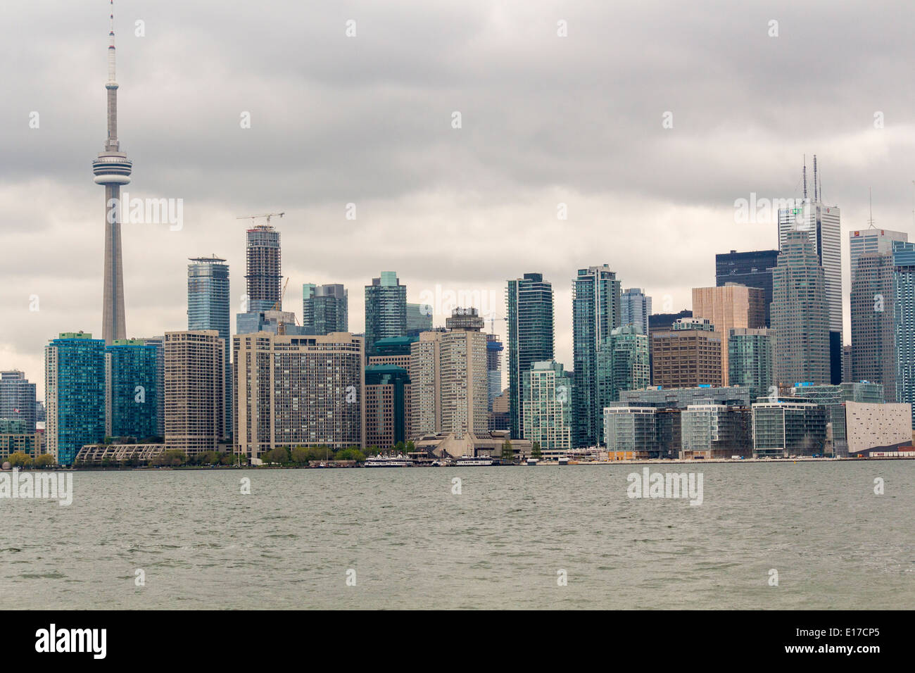 Lo skyline di Toronto in un giorno nuvoloso CN Tower e il Lago Ontario Foto Stock