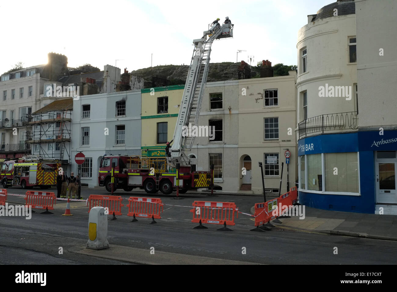 Hastings Marine Parade, fire fighters esaminare bruciata guscio della terrazza di case senza visceri dal fuoco il 25 maggio 2014 Foto Stock