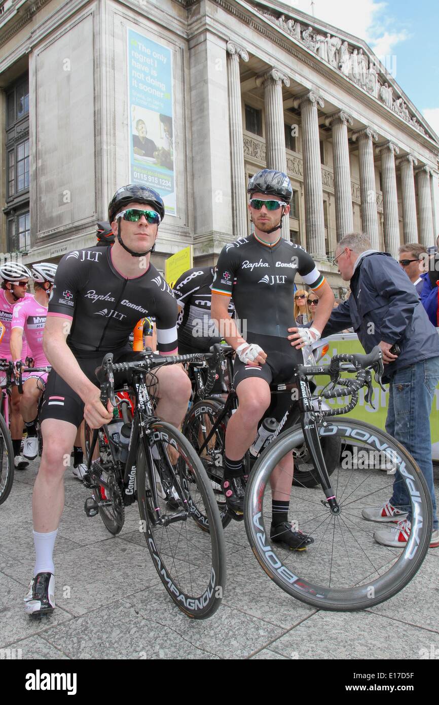 Nottingham, Regno Unito. Il 25 maggio 2014. Gara di latte. Ed Clancy e Felix inglese nella parte anteriore di Nottingham Town Hall Credit: stili di Neville/Alamy Live News Foto Stock