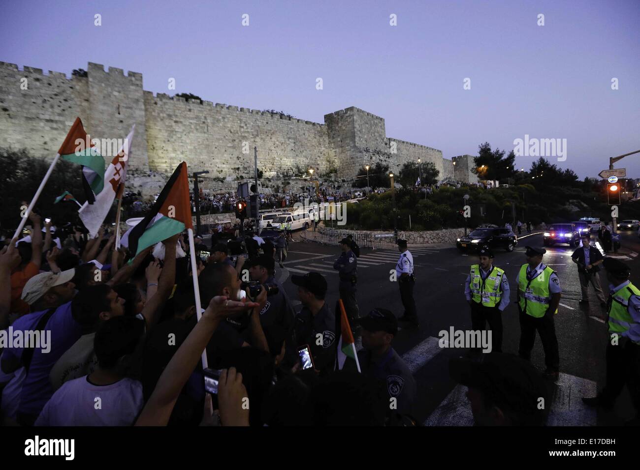 Gerusalemme, Territorio palestinese. 25 Maggio, 2014. Poliziotti israeliani impedire palestinesi cristiani come loro frequentare un rally prima della prevista visita del Papa Francesco a Gerusalemme, in Gerusalemme la città vecchia di Maggio 25, 2014. Papa Francesco hanno preso una drammatica Domenica a tuffo in Medio Oriente la politica durante il suo pellegrinaggio in Terra Santa, ricevendo un accettazione da israeliano e il palestinese presidenti a fargli visita in Vaticano il mese prossimo per discutere merlati gli sforzi di pace. Credito: ZUMA Press, Inc./Alamy Live News Foto Stock