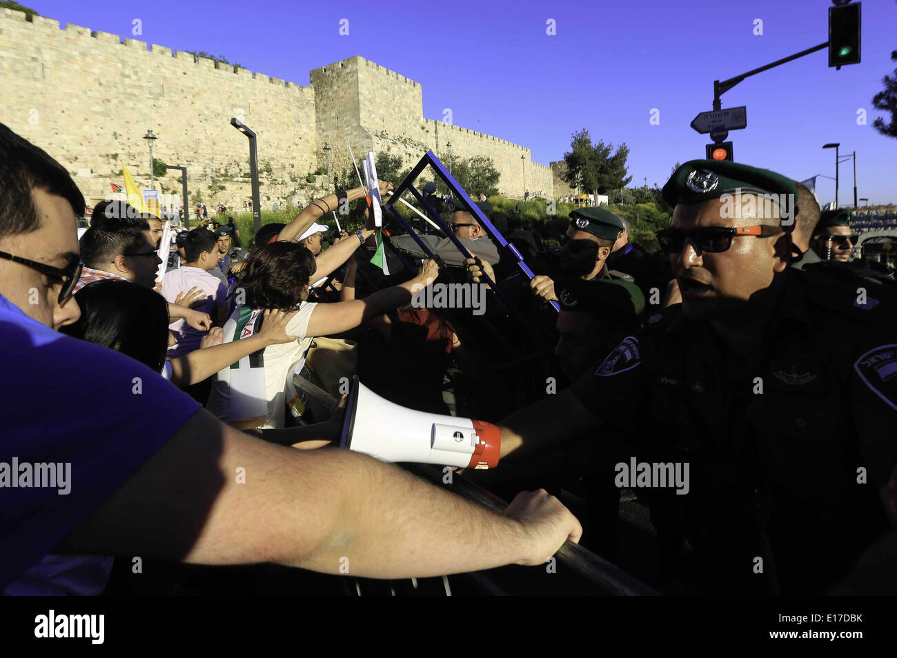 Gerusalemme, Territorio palestinese. 25 Maggio, 2014. Palestinesi cristiani azzuffa con poliziotti israeliani durante un rally prima della prevista visita del Papa Francesco a Gerusalemme, in Gerusalemme la città vecchia di Maggio 25, 2014. Papa Francesco hanno preso una drammatica Domenica a tuffo in Medio Oriente la politica durante il suo pellegrinaggio in Terra Santa, ricevendo un accettazione da israeliano e il palestinese presidenti a fargli visita in Vaticano il mese prossimo per discutere merlati gli sforzi di pace. Credito: ZUMA Press, Inc./Alamy Live News Foto Stock