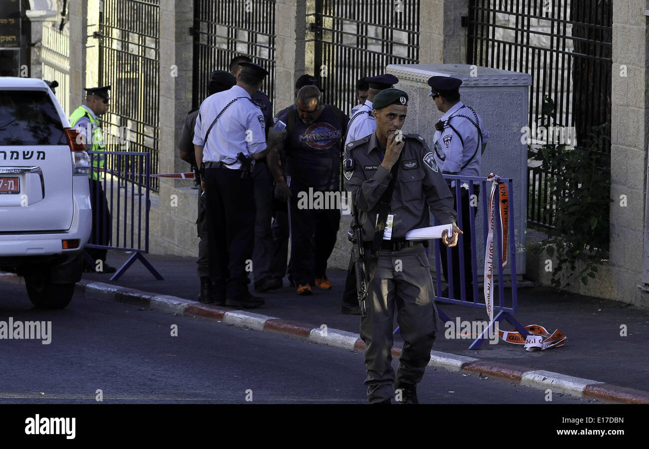 Gerusalemme, Territorio palestinese. 25 Maggio, 2014. Poliziotti israeliani a detenere un uomo palestinese durante un rally prima della prevista visita del Papa Francesco a Gerusalemme, in Gerusalemme la città vecchia di Maggio 25, 2014. Papa Francesco hanno preso una drammatica Domenica a tuffo in Medio Oriente la politica durante il suo pellegrinaggio in Terra Santa, ricevendo un accettazione da israeliano e il palestinese presidenti a fargli visita in Vaticano il mese prossimo per discutere merlati gli sforzi di pace. Credito: ZUMA Press, Inc./Alamy Live News Foto Stock