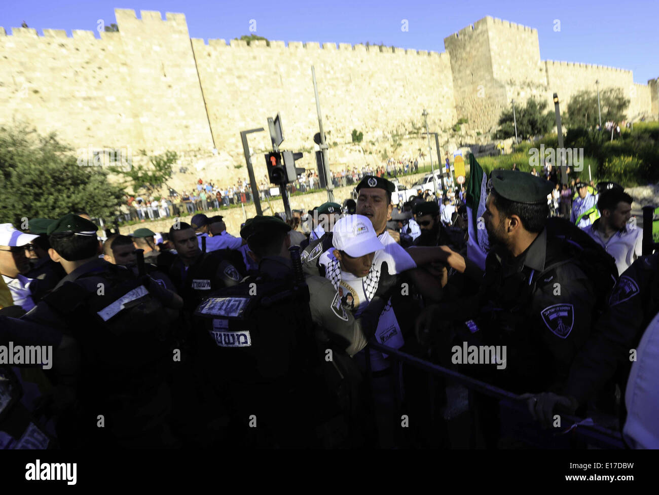 Gerusalemme, Territorio palestinese. 25 Maggio, 2014. Poliziotti israeliani impedire palestinesi cristiani come loro frequentare un rally prima della prevista visita del Papa Francesco a Gerusalemme, in Gerusalemme la città vecchia di Maggio 25, 2014. Papa Francesco hanno preso una drammatica Domenica a tuffo in Medio Oriente la politica durante il suo pellegrinaggio in Terra Santa, ricevendo un accettazione da israeliano e il palestinese presidenti a fargli visita in Vaticano il mese prossimo per discutere merlati gli sforzi di pace. Credito: ZUMA Press, Inc./Alamy Live News Foto Stock