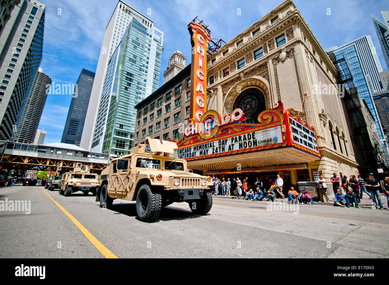 Un US Army armored Humvee rides passato il teatro di Chicago durante un giorno memoriale della sfilata stato down Street 24 Maggio 2014 a Chicago, Illinois. Foto Stock