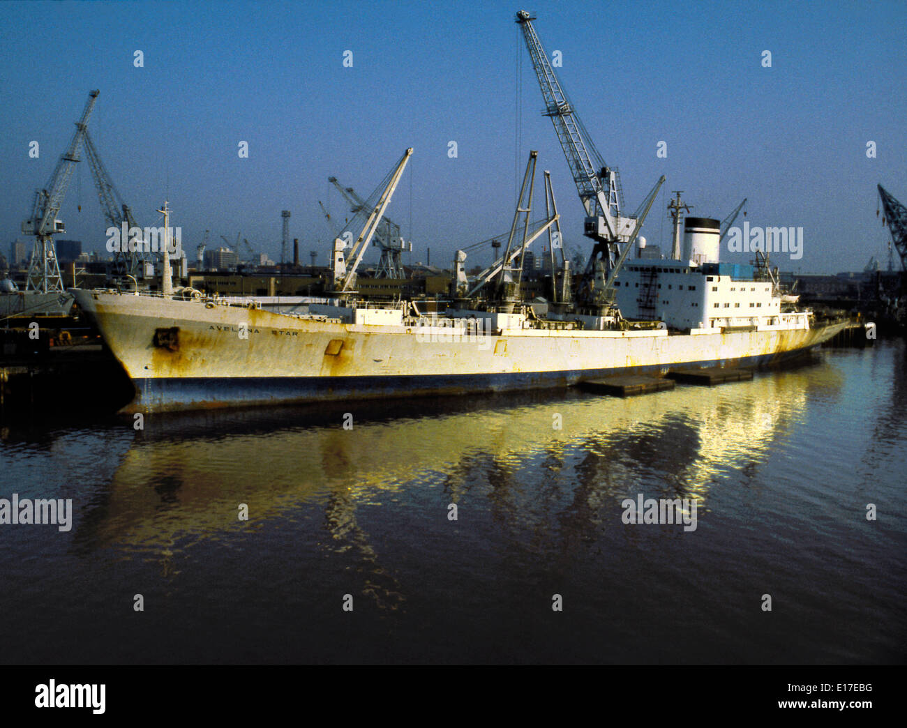 AJAXNETPHOTO - 30 MAY1982. PARTENZA DA PORTSMOUTH, INGHILTERRA - ISOLE FALKLAND. LA NAVE DA CARICO AVELONA STAR REQUISITA DAL MOD CARICA IL CARICO ALLA BASE NAVALE DI PORTSMOUTH. FOTO: JONATHAN EASTLAND/AJAX RIF:909592 Foto Stock