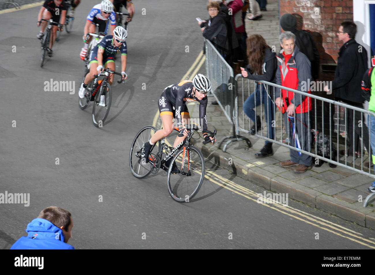 Shrewsbury Town Center, 25 maggio, 2014. Venti anni fa, Shrewsbury ha ospitato una gara ciclistica che ha avuto luogo intorno è il pittoresco centro della città. Domenica 25 Maggio, 2014, il ciclo di Shrewsbury Grand Prix restituiti e presentato quattro eventi - il divertimento ride, donna, solo a livello amatoriale e gara elite. Il corso consisteva di asfalto liscio, stretto e diventa tecnico e persino di ciottoli e ha il pieno sostegno del British Escursioni in bicicletta. Jo lead per gran parte dei 45 minuti di gara, l'eventuale vincitore essendo Brit Tate. Credito: Richard Franklin/Alamy Live News Foto Stock