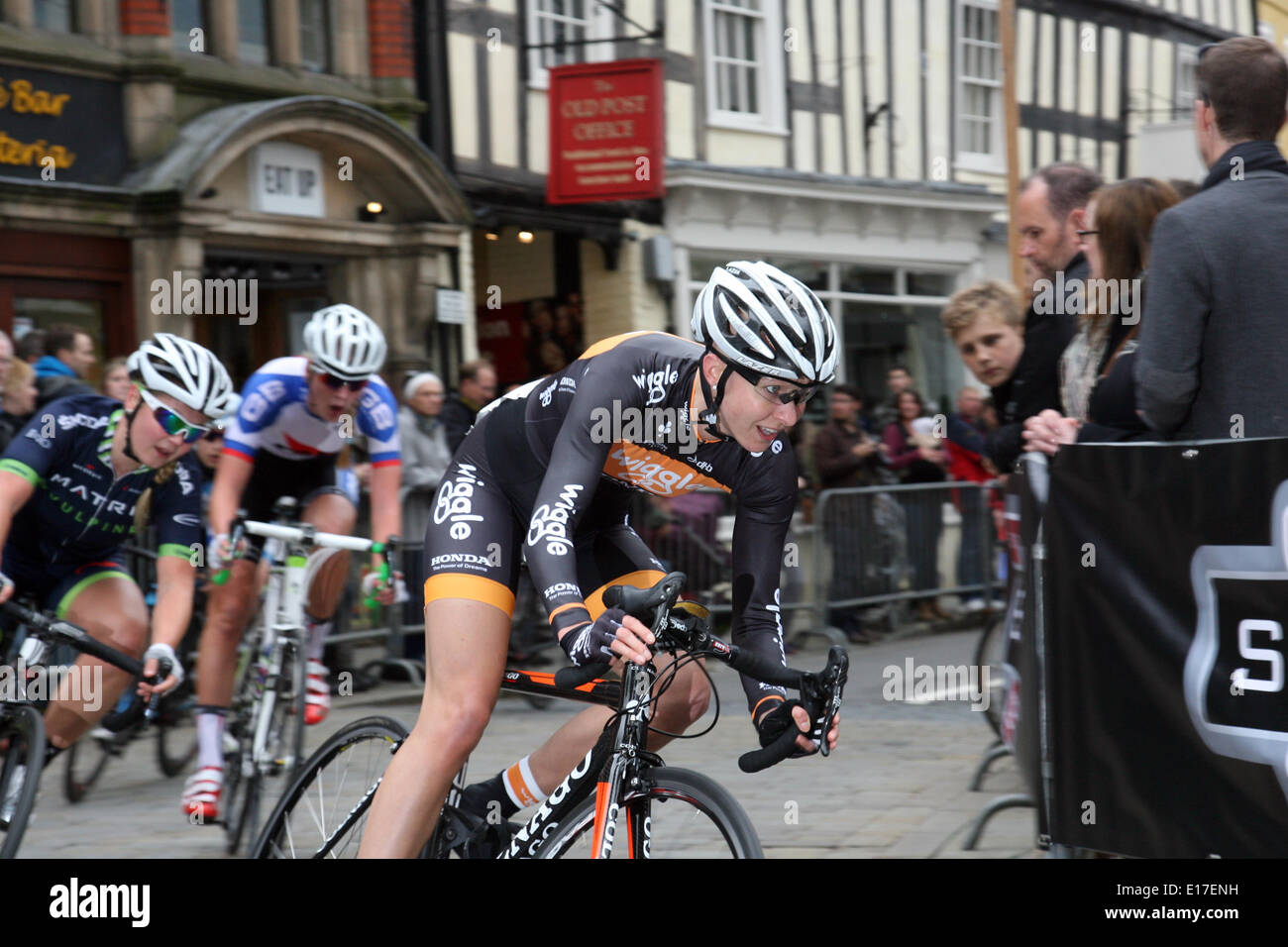 Shrewsbury Town Center.venti anni fa, Shrewsbury ha ospitato una gara ciclistica che ha avuto luogo circa il suo pittoresco centro storico. Domenica 25 Maggio, 2014, il ciclo di Shrewsbury Grand Prix restituiti e presentato quattro eventi - il divertimento ride, donna, solo a livello amatoriale e gara elite. Il corso consisteva di asfalto liscio, stretto e diventa tecnico e persino di ciottoli e ha il pieno sostegno del British Escursioni in bicicletta. Questa immagine mostra Joanna Rowsell MBE, che ha vinto l'oro olimpico nel team Pursuit di Londra del 2012 come lei conduce la womens-unica gara, l'eventuale vincitore essendo Brit Tate. Foto Stock