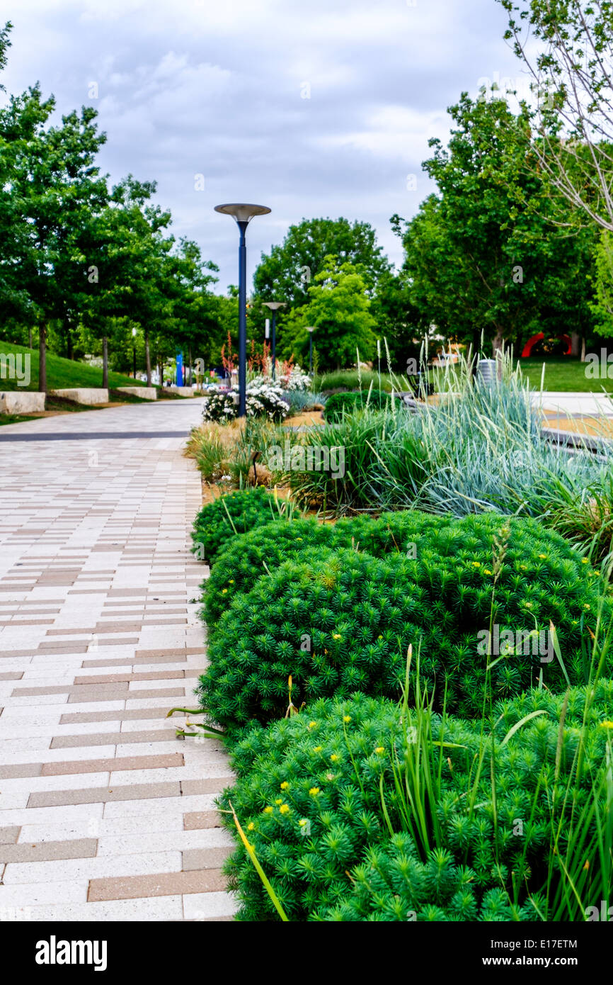 Un percorso attraverso la miriade di Giardini Botanici nel centro cittadino di Oklahoma City, Oklahoma, Stati Uniti d'America, al Reno e Robinson. Foto Stock