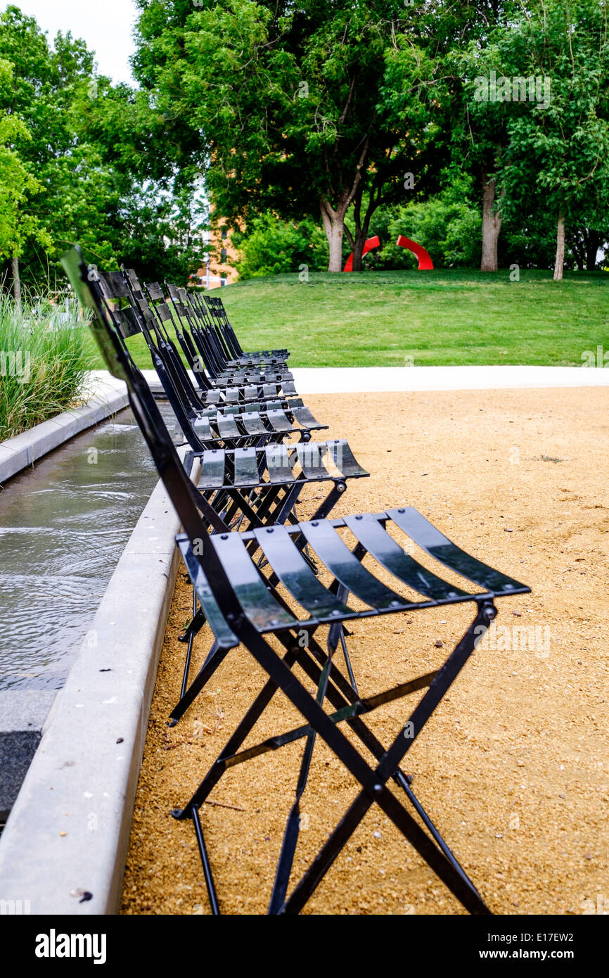 Una linea di sedie per eventi in una miriade di Giardini Botanici nel centro cittadino di Oklahoma City, Oklahoma, Stati Uniti d'America al Reno e Robinson. Foto Stock