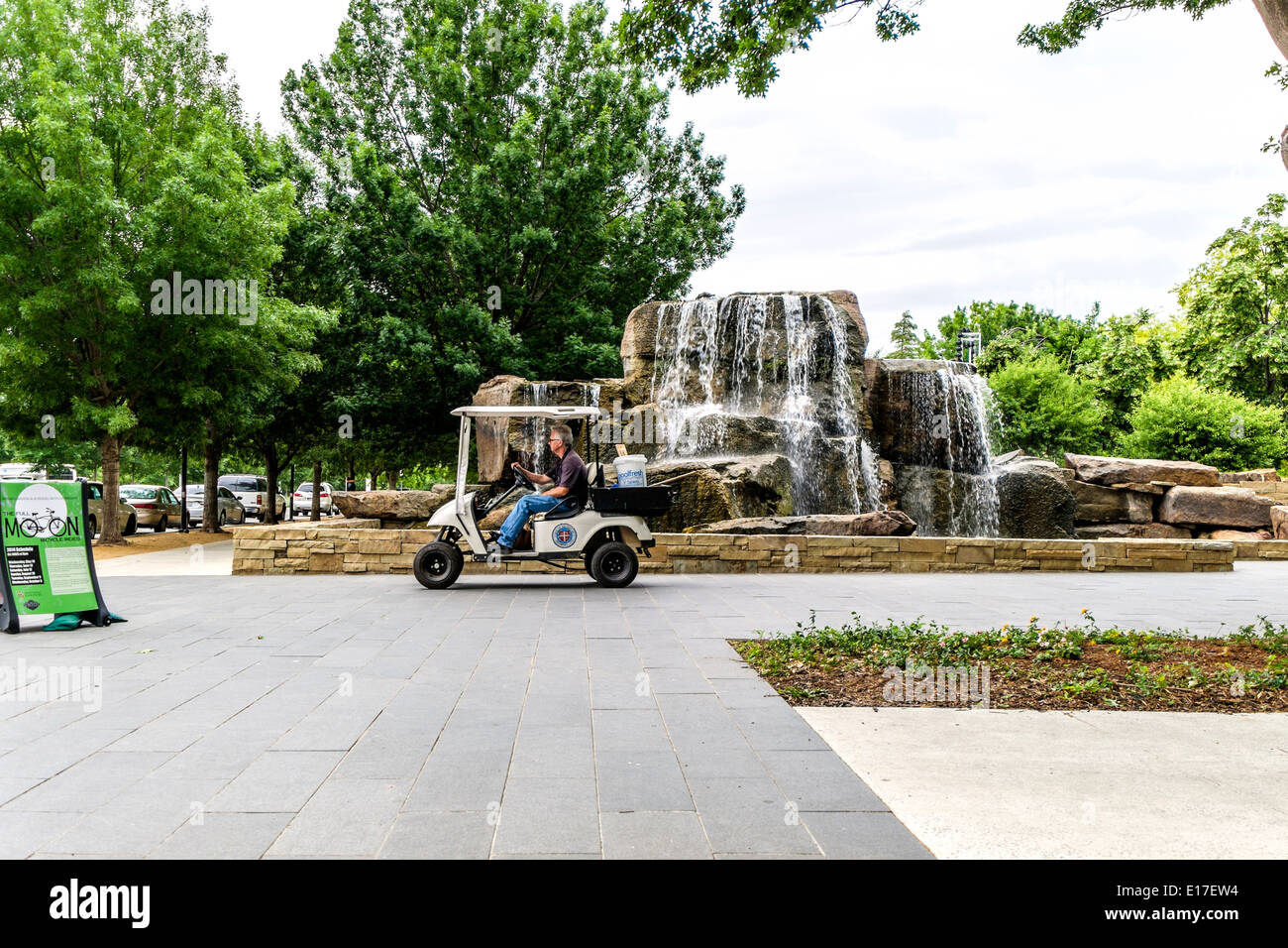 Un uomo caucasico guida un carrello per utility riempiti con prodotti chimici per il trattamento di una funzione di acqua nel centro cittadino di Oklahoma City, Oklahoma, Stati Uniti d'America. Foto Stock