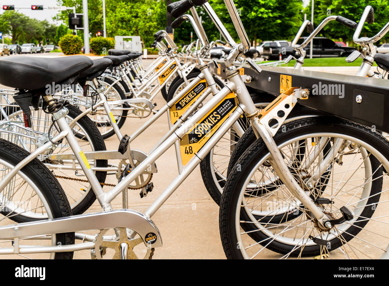 Biciclette schierate al Spokies, il nome di un noleggio biciclette programma in Oklahoma City, Oklahoma, Stati Uniti. Foto Stock