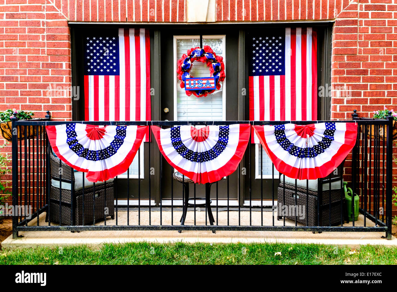 Un display patriottica di bandierine americane e tendaggi in parte anteriore di un appartamento nella città di Oklahoma, Oklahoma, Stati Uniti d'America. Foto Stock
