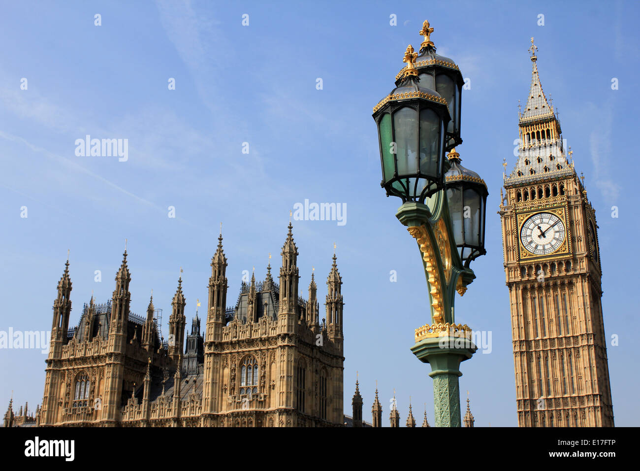 Il Big Ben e le Camere del Parlamento e uno dei lampioni lungo il Westminster Bridge, Londra, Inghilterra Foto Stock