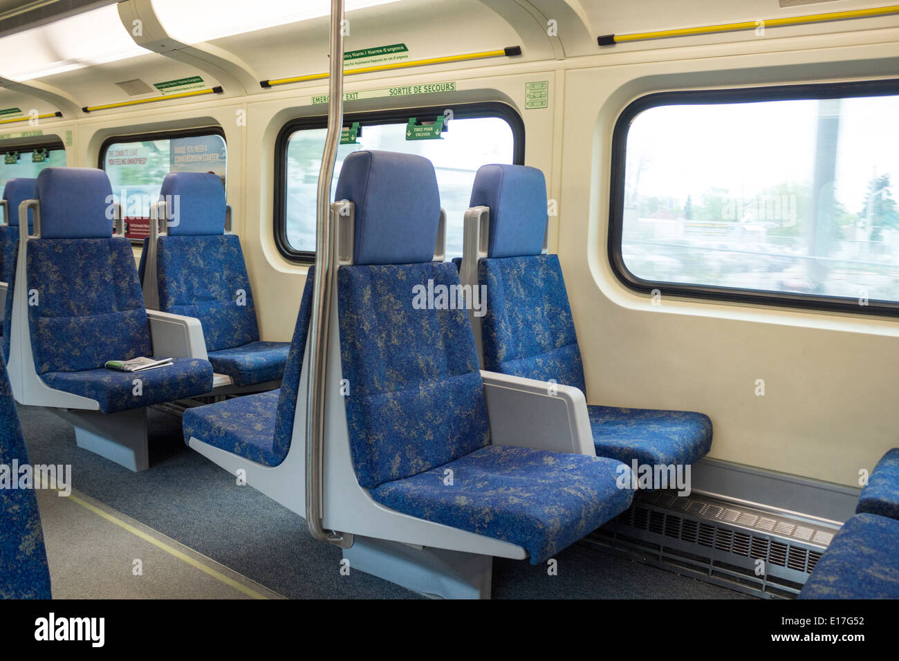 Sedi vuote su un treno di andare in viaggio in Ontario Foto Stock