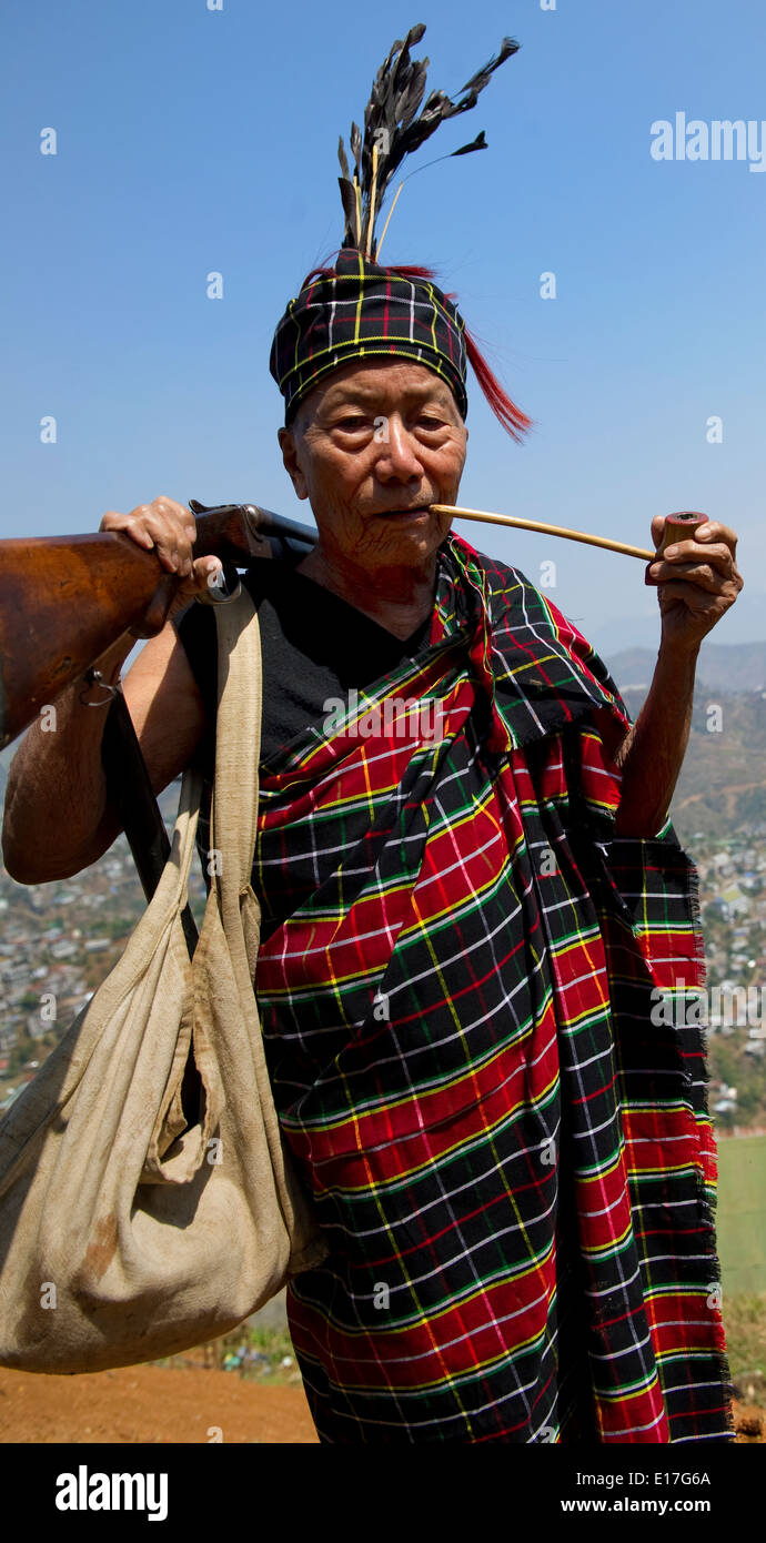 Ritratto di Mizo tribù di persone a Chapchar Kut festival indossando il costume tradizionale per la danza di bambù. Il Mizoram India Foto Stock