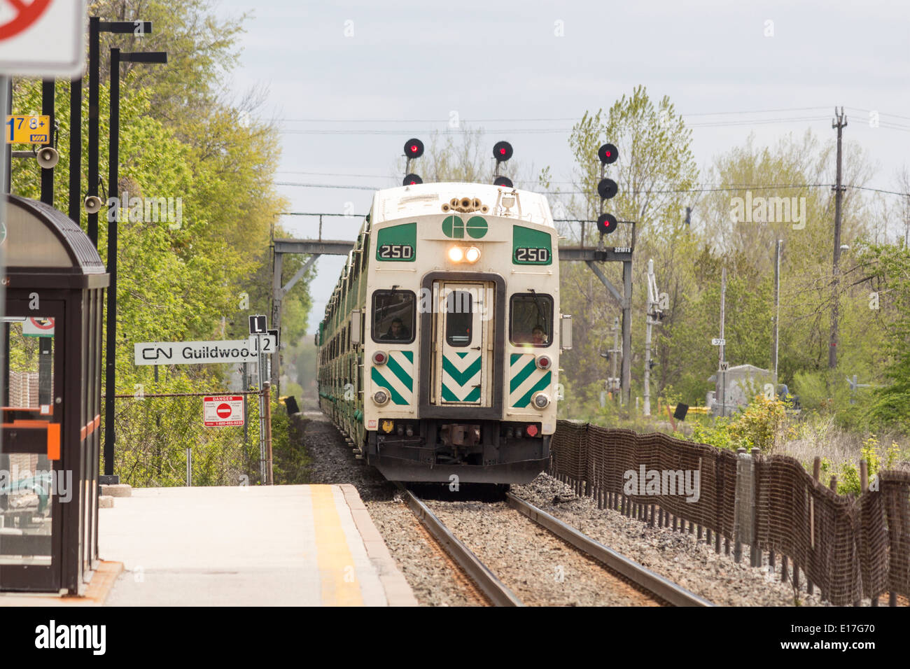 Andare in treno arrivando a Guildwood Stazione ferroviaria sulla riva del Lago Ovest. Foto Stock