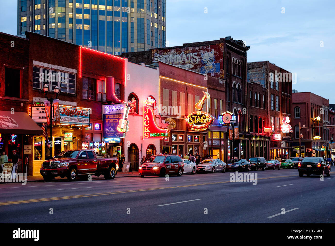 Insegne al neon si illuminano Broadway Street nel centro di Nashville, Tennessee Foto Stock