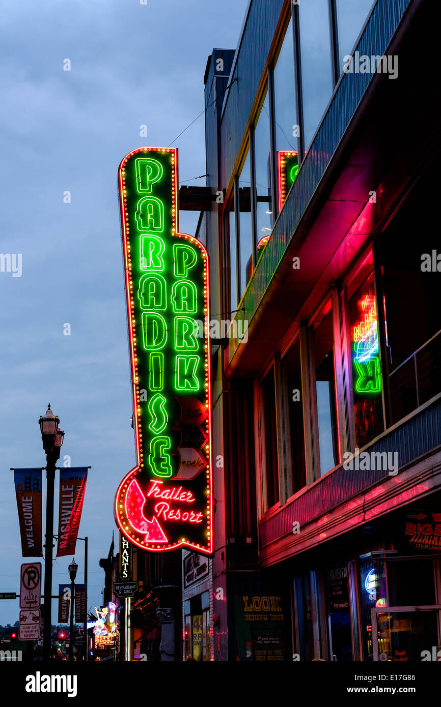 Insegne al neon al Paradise Park illuminare Broadway Street nel centro di Nashville, Tennessee Foto Stock
