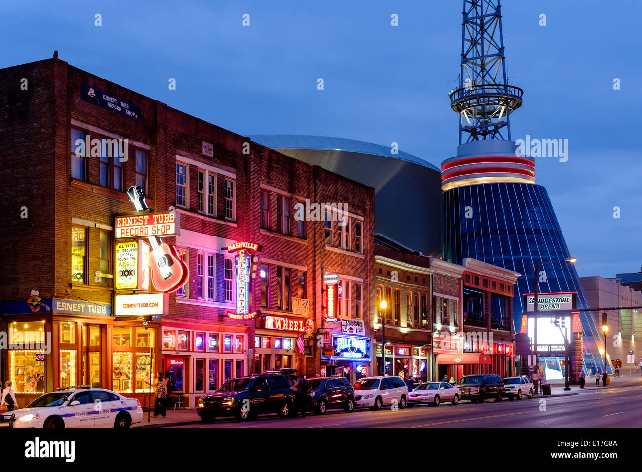 Insegne al neon si illuminano Broadway Street nel centro di Nashville, Tennessee Foto Stock