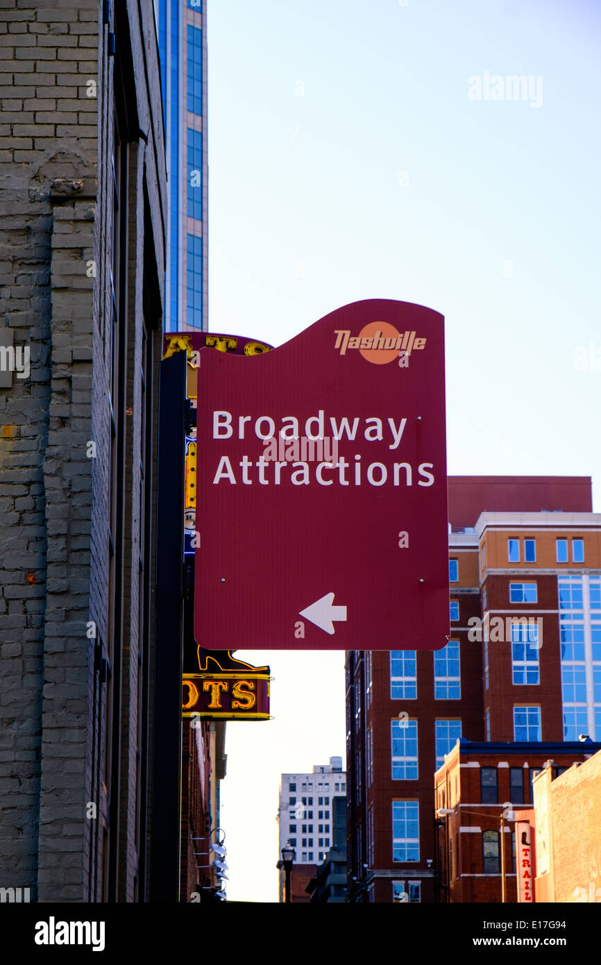 Un cartello che indica i turisti al Lower Broadway attrazioni a Nashville, Tennessee Foto Stock