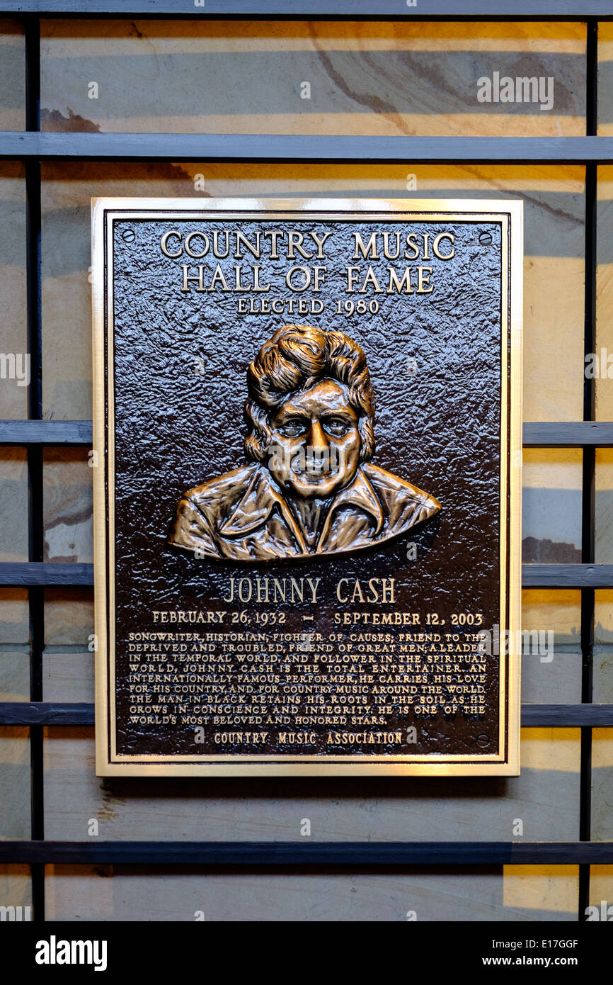 Una targhetta di Johnny Cash tra una parete di placche di commemorazione inductees per la Country Music Hall of Fame a Nashville, TN Foto Stock