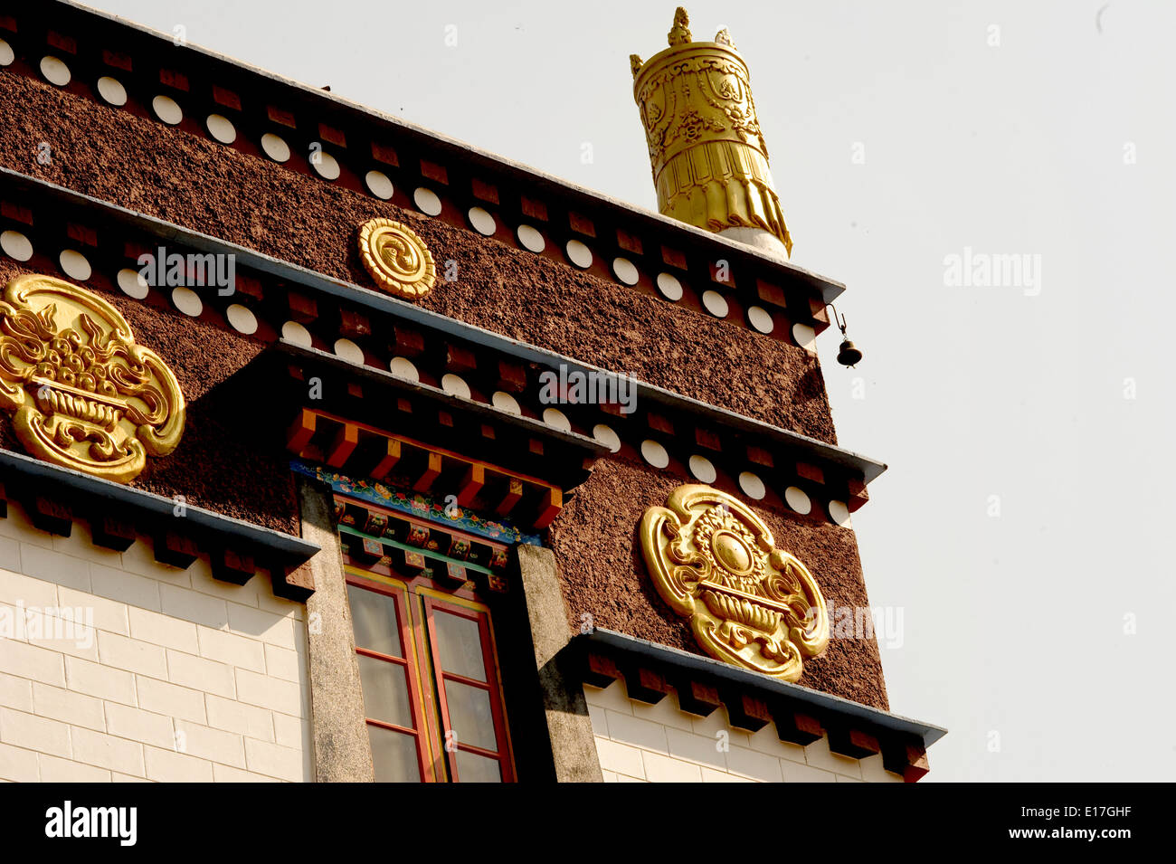 Arte nel monastero Buddista architettura in Sikkim, India - decorazione del tetto Foto Stock