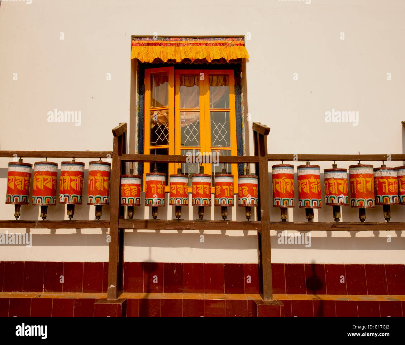 Arte nel monastero buddista di Architettura - colorato ruote della preghiera Foto Stock