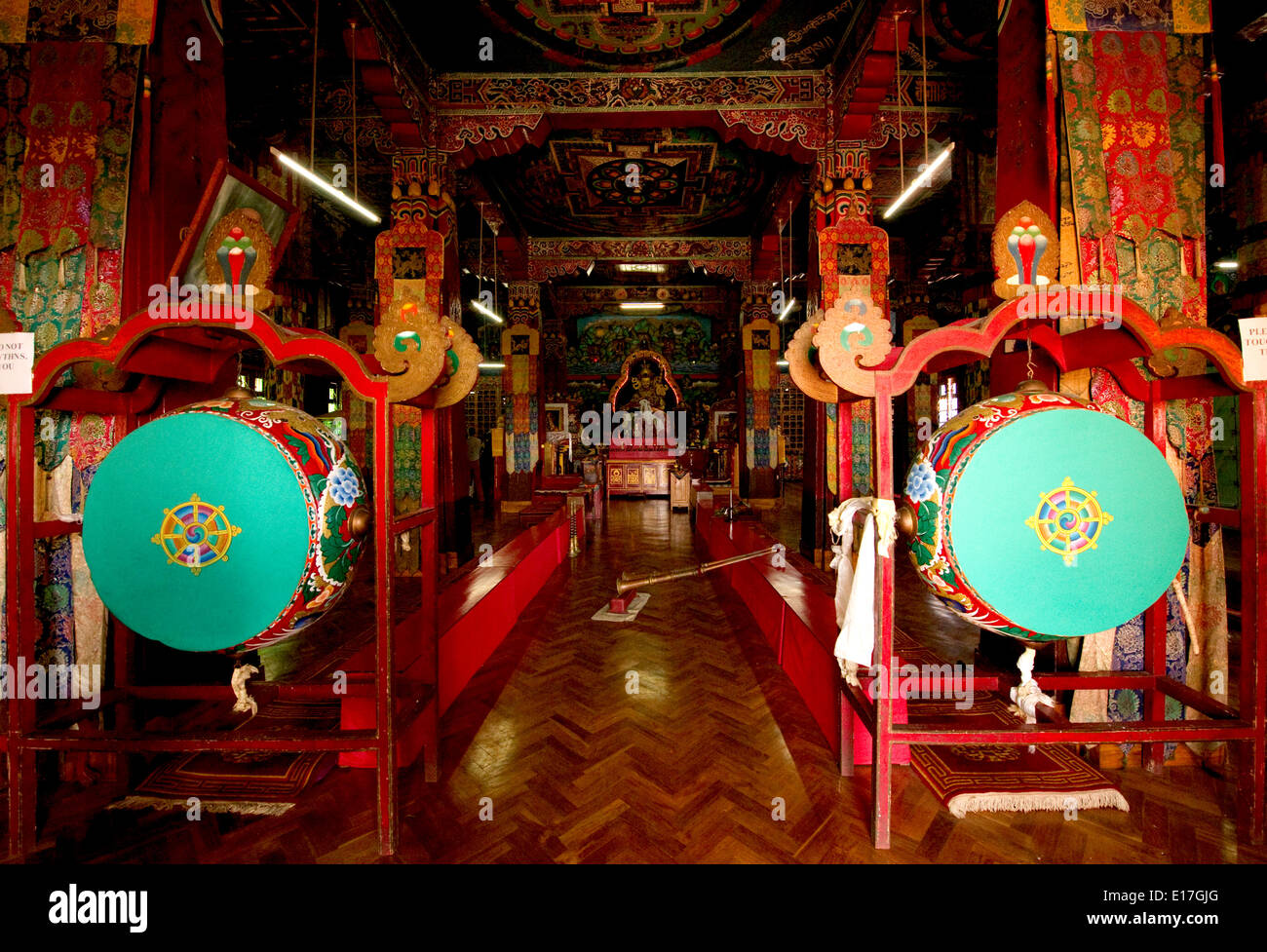 Tamburi cerimoniali in un monastero buddista, Sikkim India Foto Stock