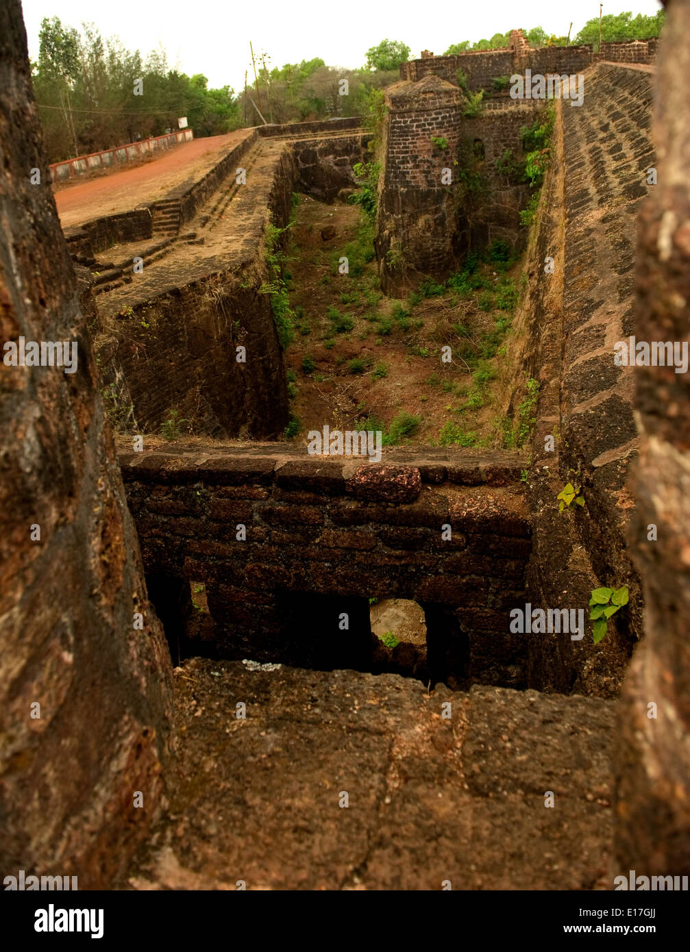 Fort Aguada costruito dal locale ricca di ferro rosso pietre di laterite, rivolta verso il mare Arabico in Nord Goa, India. Foto Stock