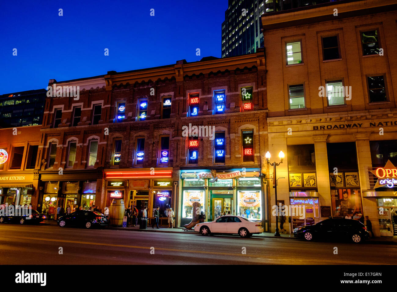 Insegne al neon si illuminano Broadway Street a notte nel centro di Nashville, Tennessee Foto Stock