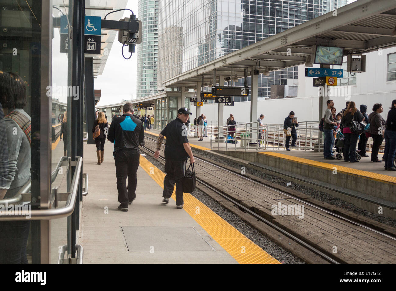 La gente si aspetta pazientemente solo su piattaforme a Toronto la Union Station per i " commuters " treni vai Foto Stock
