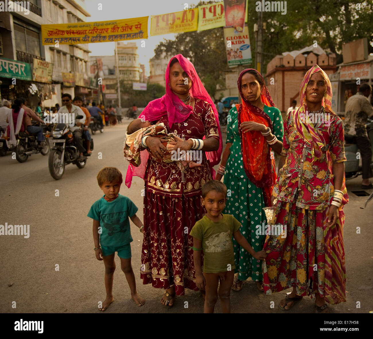 Verticale - Le donne del fabbro Gadelia Lohar gypsy tribù India Foto Stock