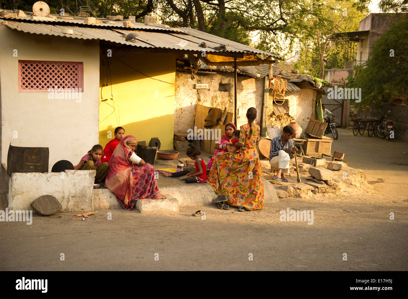 Verticale - Le donne del fabbro Gadelia Lohar gypsy tribù India Foto Stock