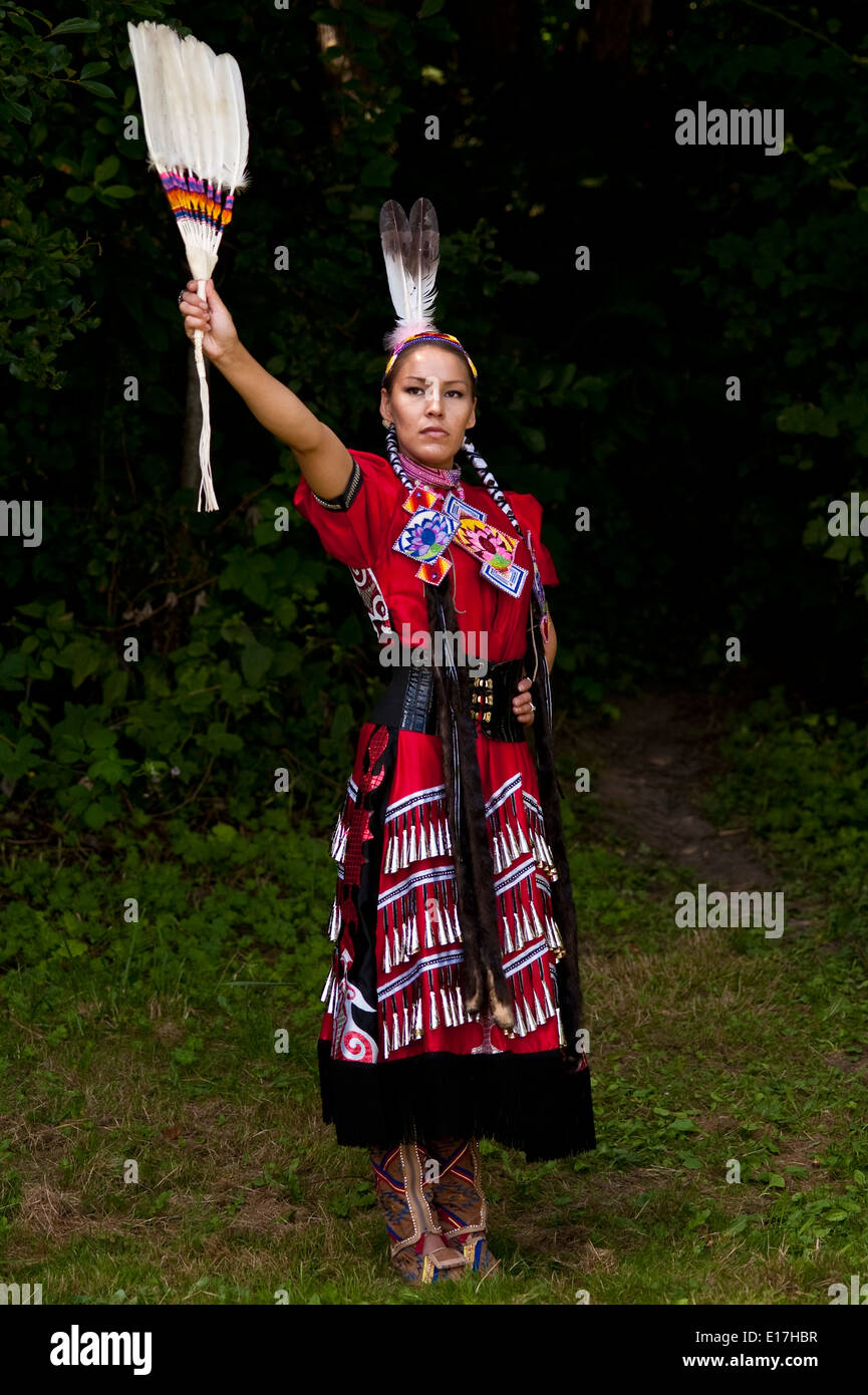 Nazione Indiana Pow Wow a Day Break centro culturale nel Parco di scoperta con la donna in posa con piuma Foto Stock