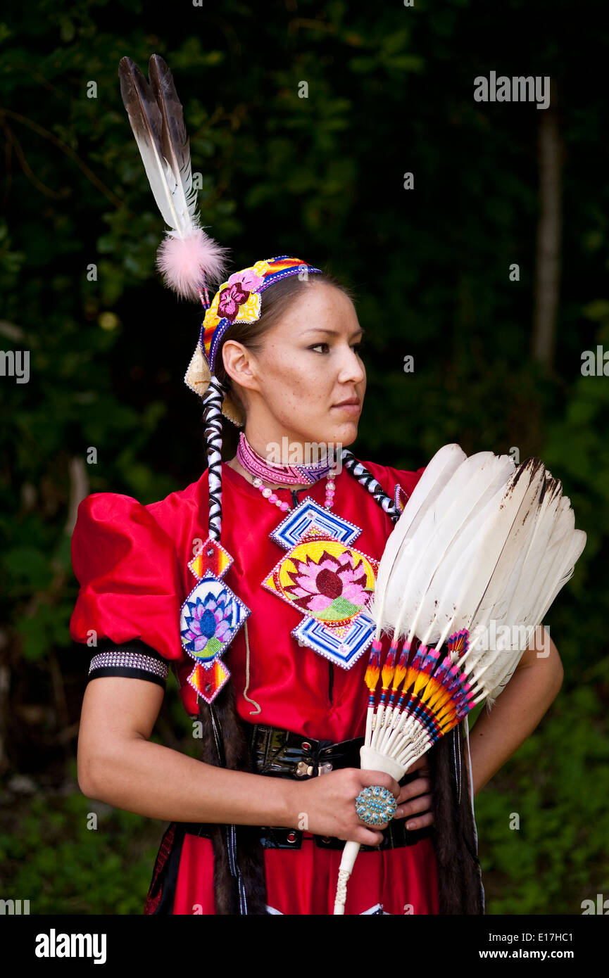 Nazione Indiana Pow Wow a Day Break centro culturale nel Parco di scoperta con la donna in posa con piuma Foto Stock