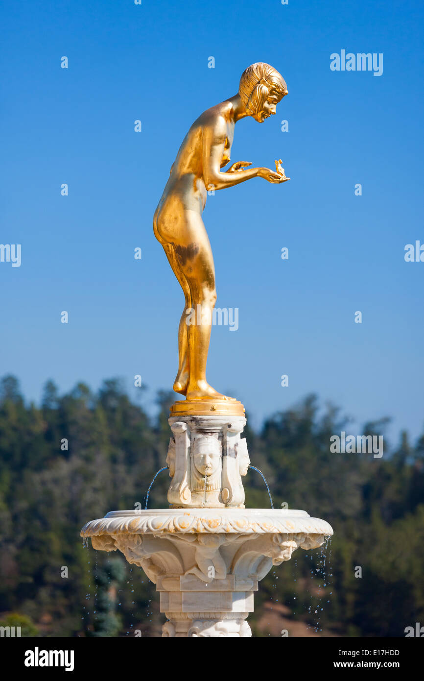 Il Castello di Hearst in California. Oro scultura di una Principessa tenendo un incoronato principe rana in mano circa per baciarlo. Foto Stock