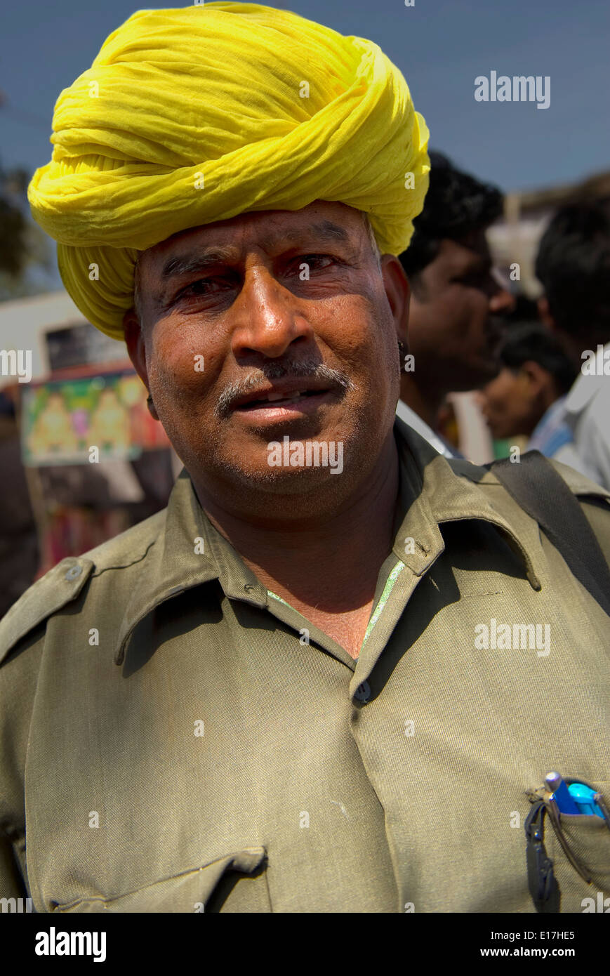 Turbanti indossati in Rajasthan significa la professione ancestrale della Famiglia dal modo in cui è legata. Indiana rurale abitante. Foto Stock