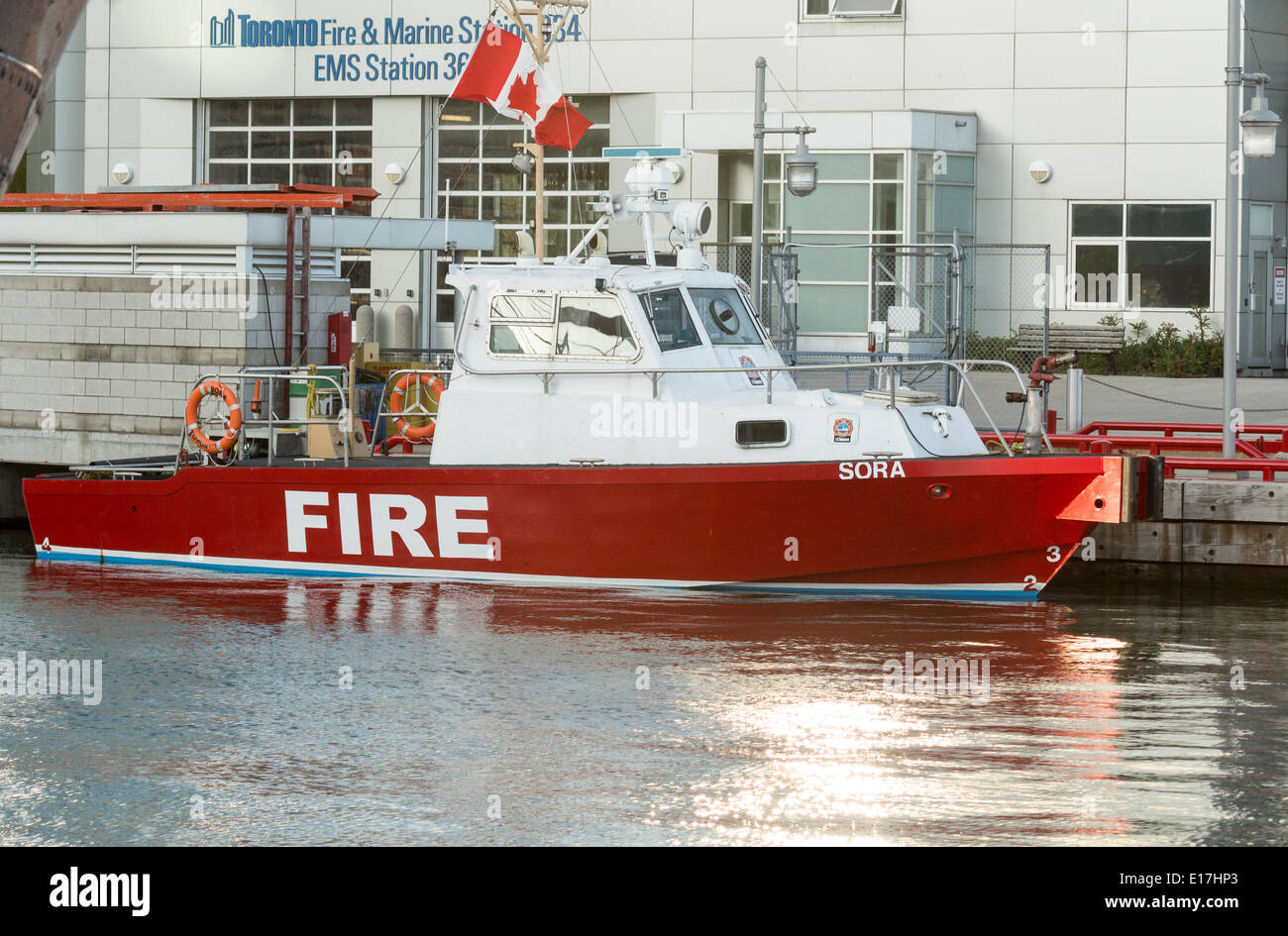 Toronto Fireboat Marino Sora ormeggiata nel porto pronto per l'azione. Foto Stock