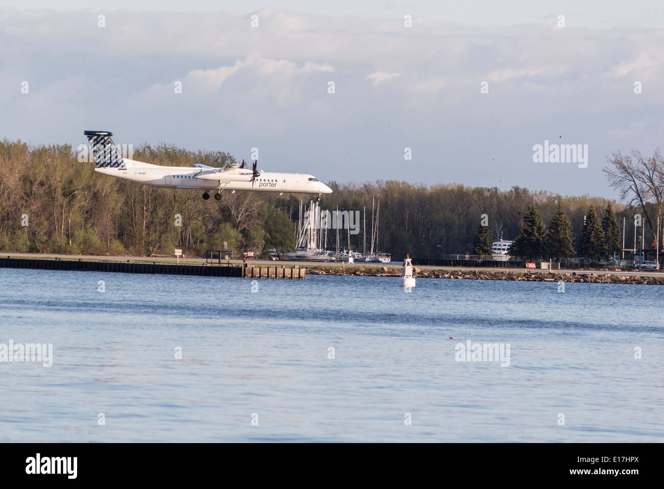 Porter Bombardier Q400 aeromobile a turboelica provenienti da terreni a Billy Bishop Aeroporto su Toronto Islands Foto Stock