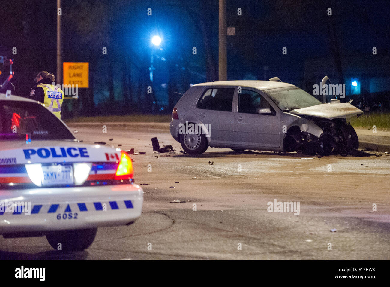 Toronto, può, 22 maggio 2014 - un grave incidente sul Leslie Street, a nord dell'autostrada 401, inviato una persona in ospedale con lesioni gravi e chiuso la strada per diverse ore e la polizia ha indagato. Foto Stock