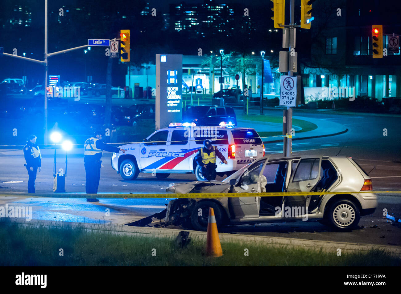 Toronto, può, 22 maggio 2014 - un grave incidente sul Leslie Street, a nord dell'autostrada 401, inviato una persona in ospedale con lesioni gravi e chiuso la strada per diverse ore e la polizia ha indagato. Foto Stock