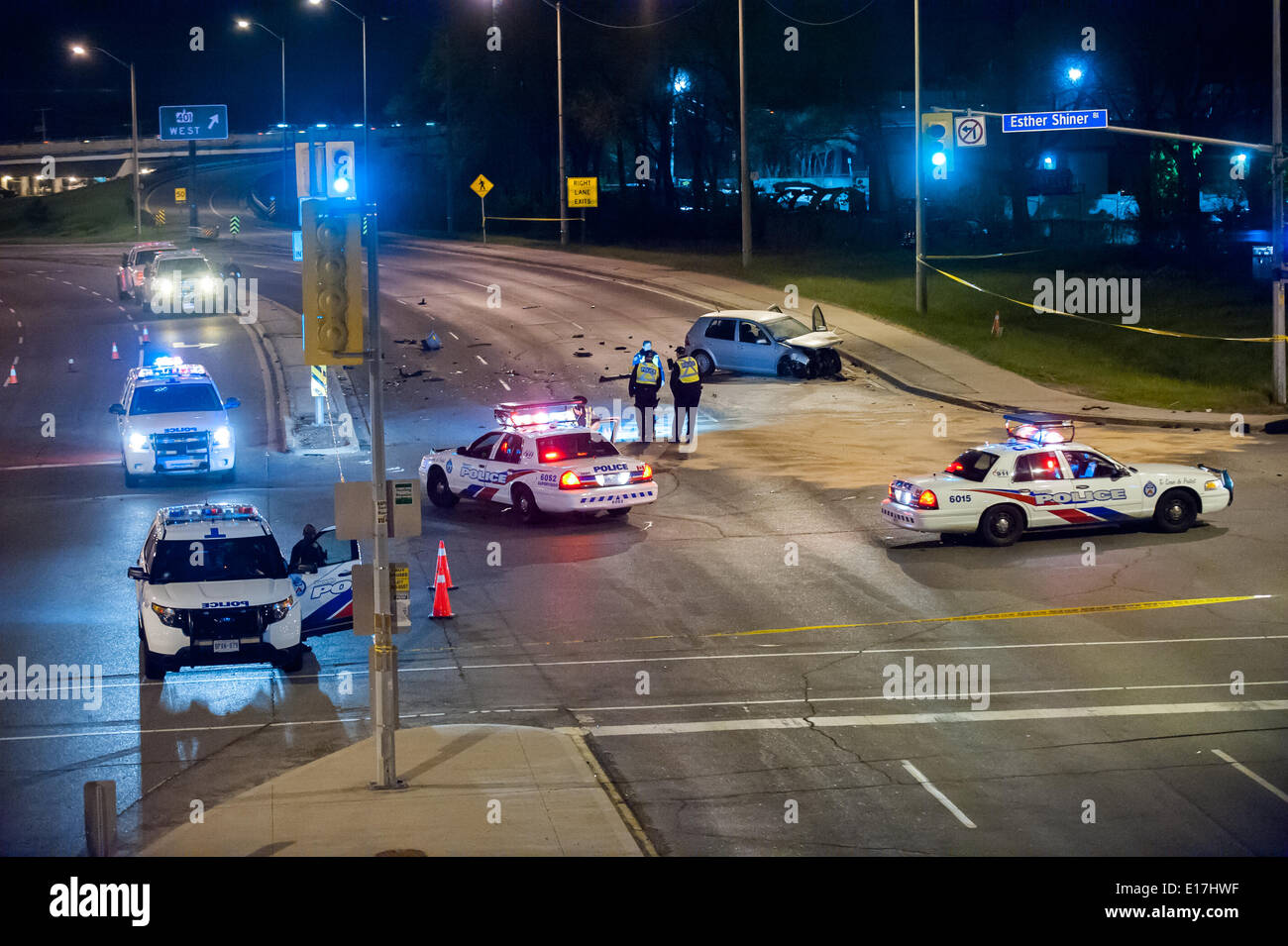 Toronto, può, 22 maggio 2014 - un grave incidente sul Leslie Street, a nord dell'autostrada 401, inviato una persona in ospedale con lesioni gravi e chiuso la strada per diverse ore e la polizia ha indagato. Foto Stock