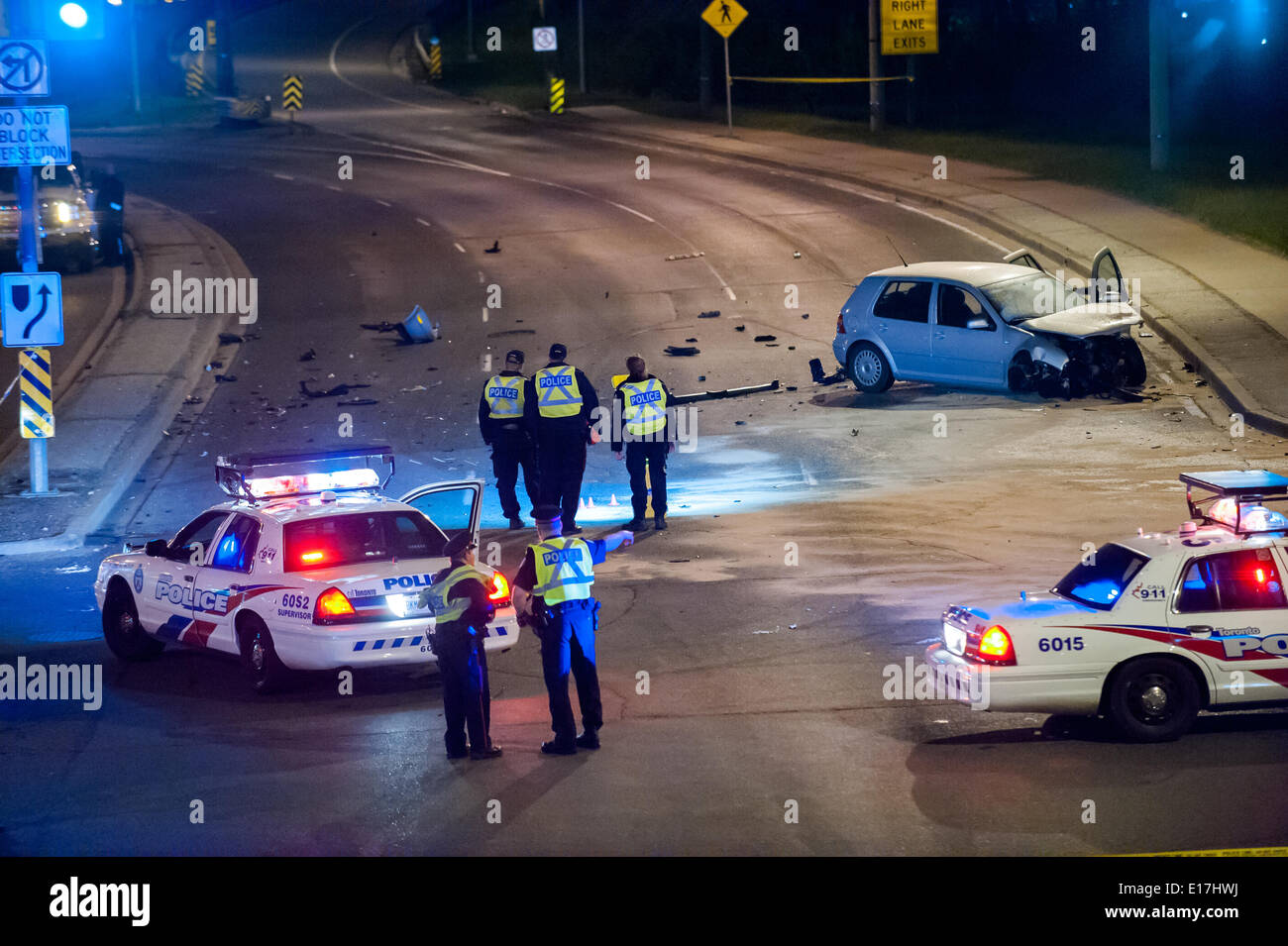 Toronto, può, 22 maggio 2014 - un grave incidente sul Leslie Street, a nord dell'autostrada 401, inviato una persona in ospedale con lesioni gravi e chiuso la strada per diverse ore e la polizia ha indagato. Foto Stock