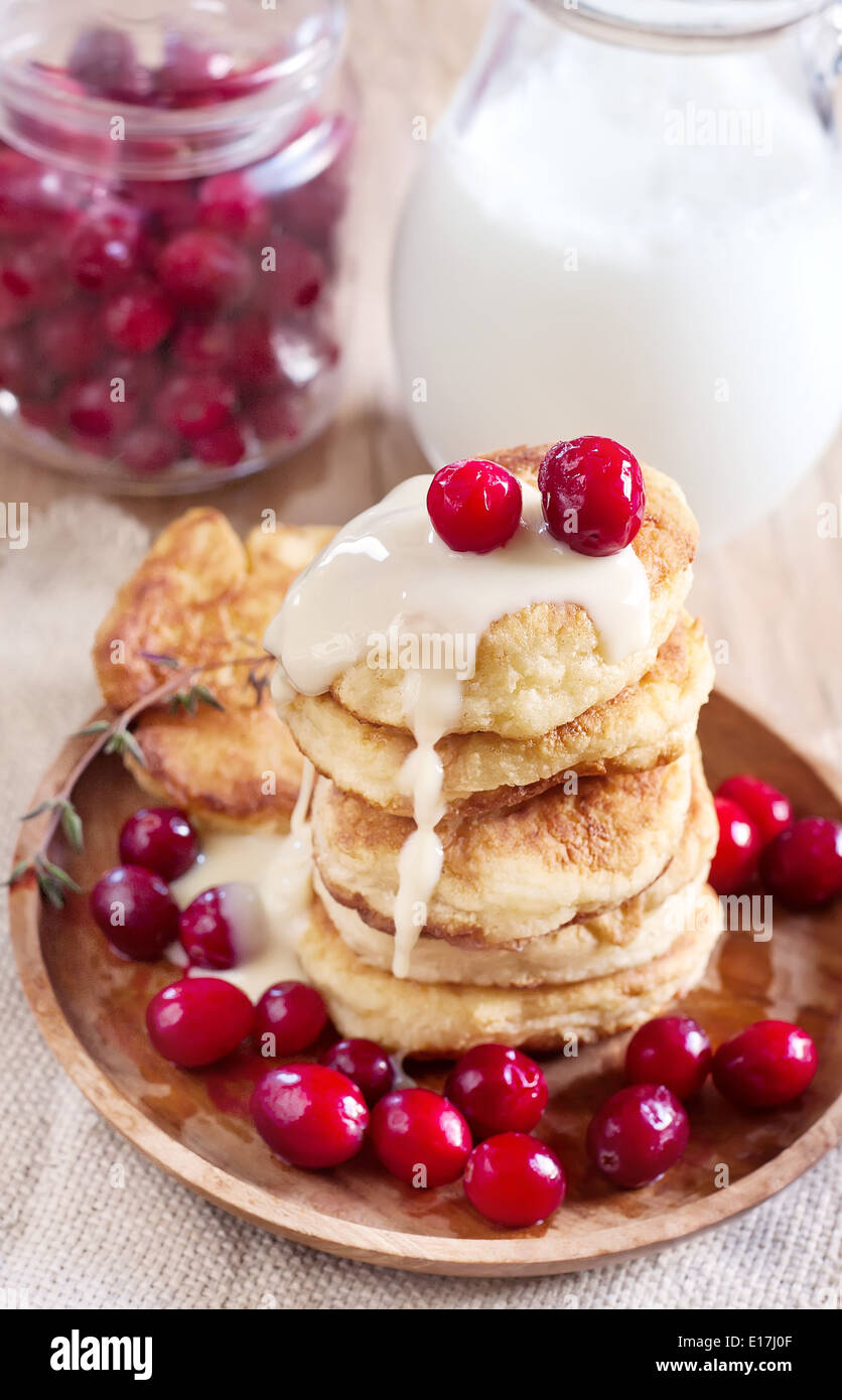 Russo frittelle di quark con latte condensato e cranberry. Messa a fuoco selettiva. Foto Stock