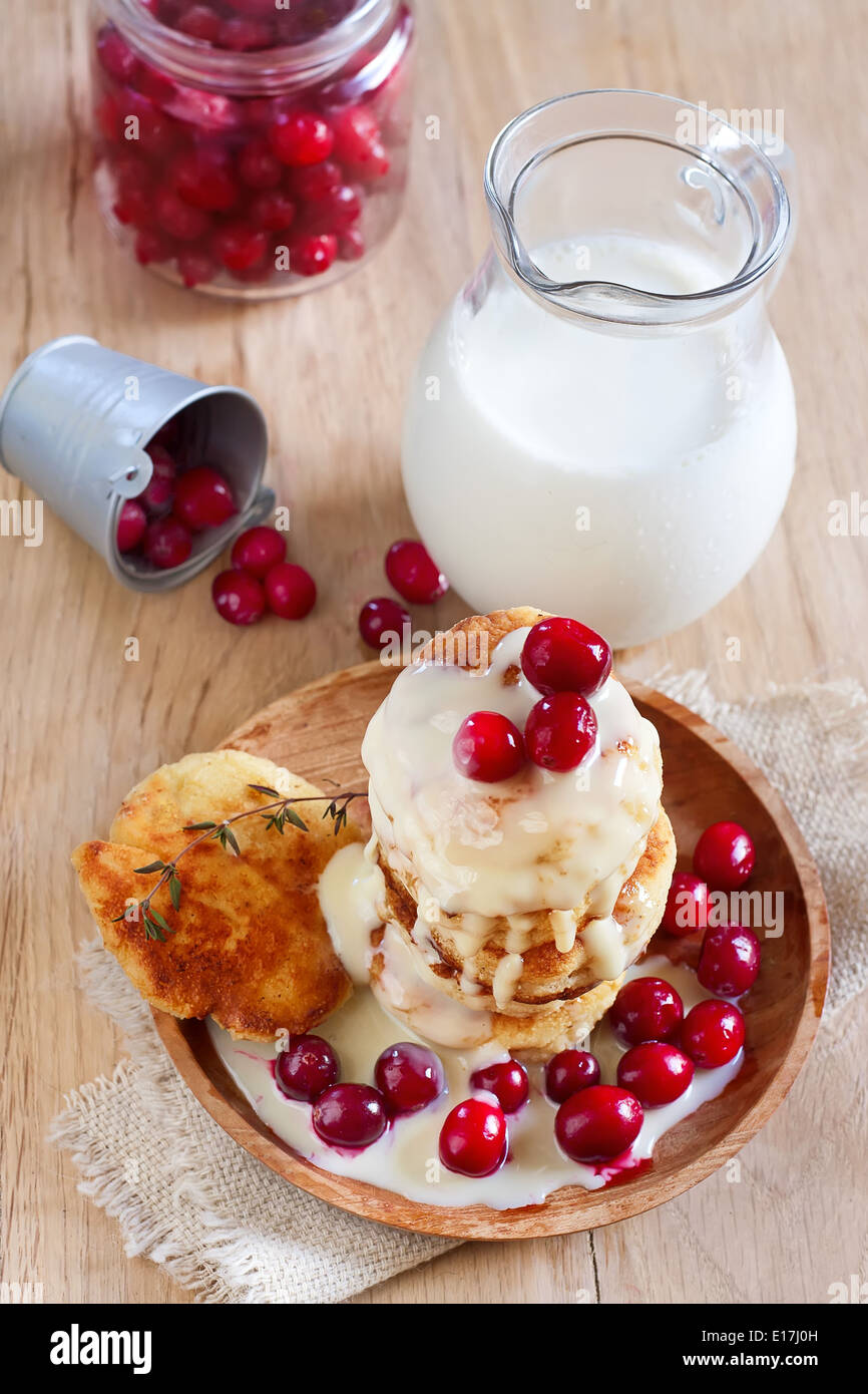 Russo frittelle di quark con latte condensato e cranberry. Messa a fuoco selettiva. Foto Stock