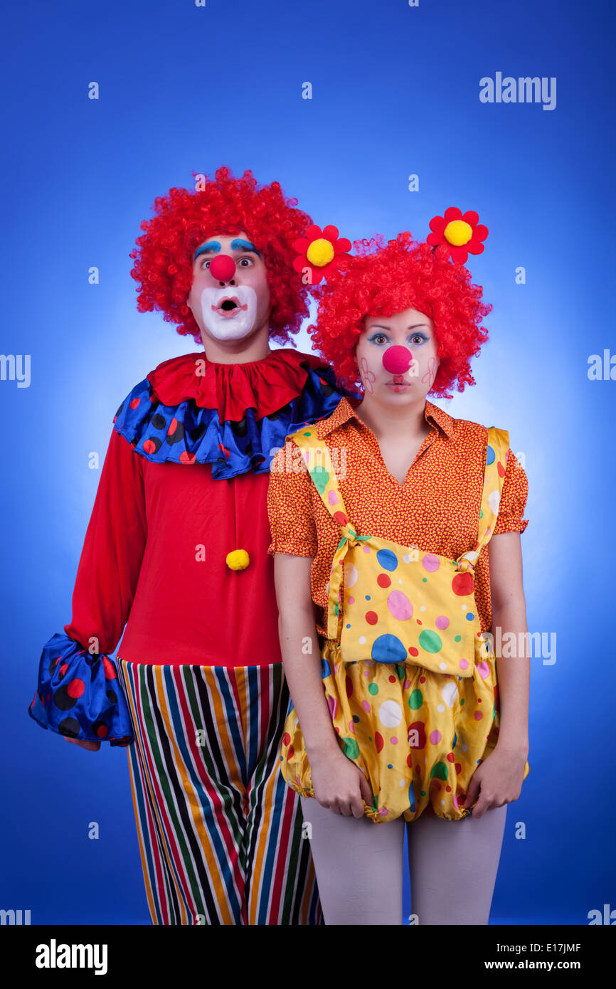 Clown matura in costumi su sfondo blu. Studio di illuminazione professionale Foto Stock