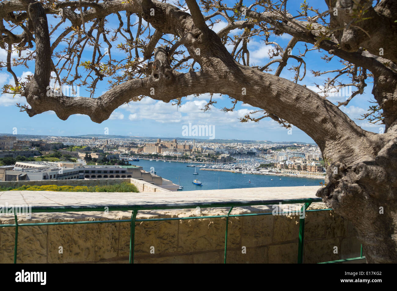 La città di La Valletta pareti da Hastings Gardens cercando di Manoel Island, Sliema, nord di Malta, l'Europa. Foto Stock