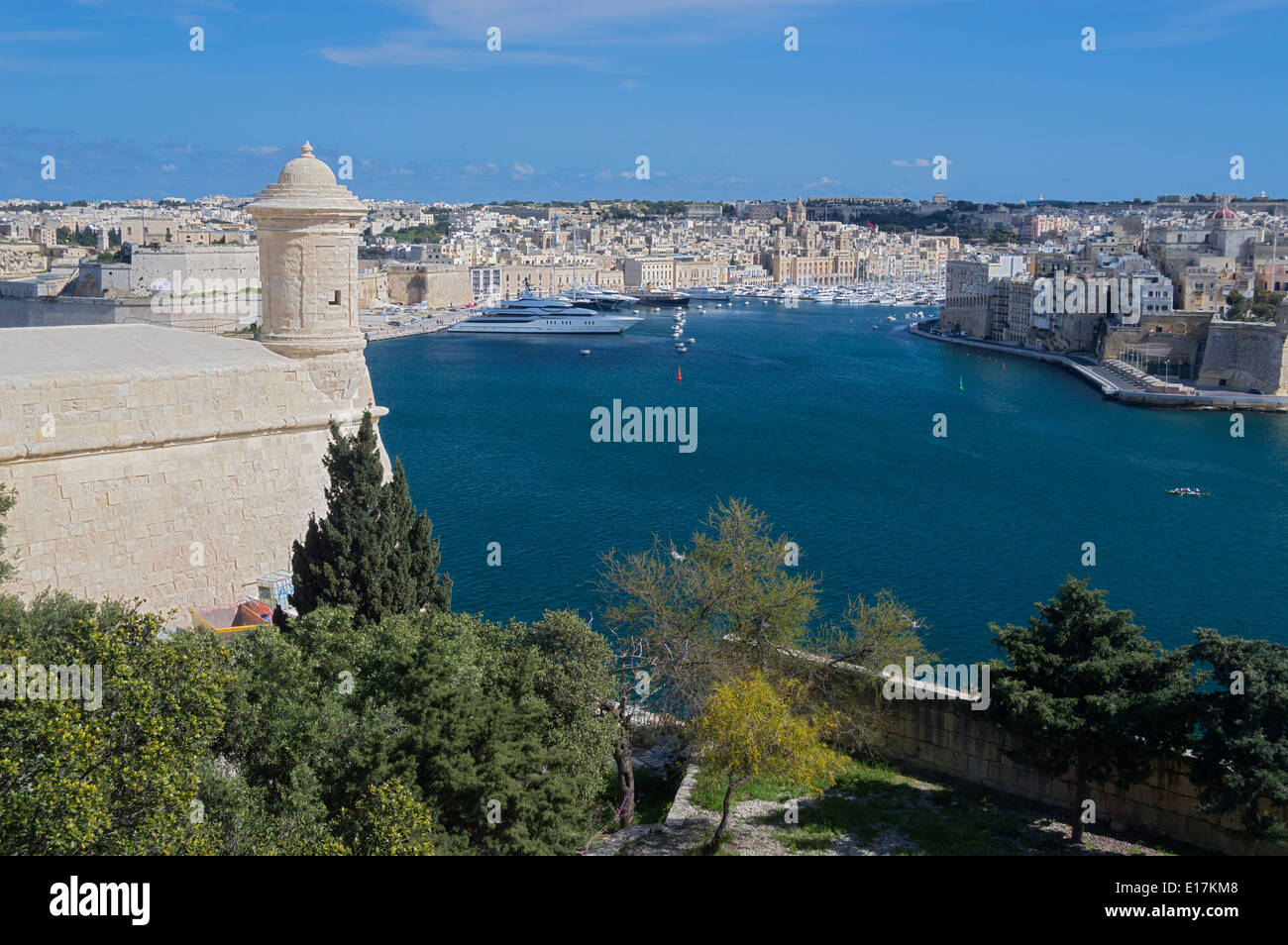 Valletta, piccolo bastione torre, cercando di Grand Harbour, nord di Malta, l'Europa. Foto Stock