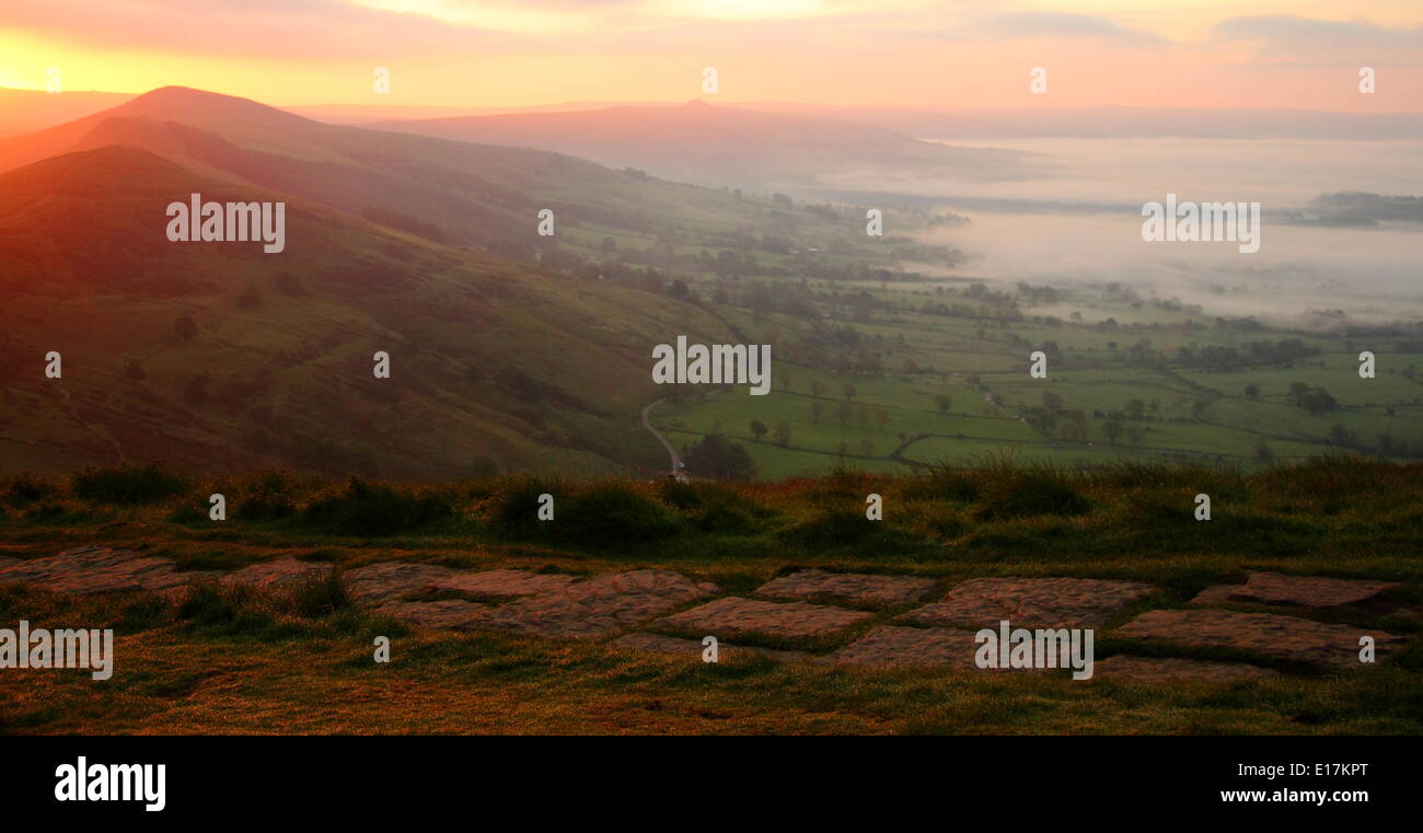 Il grande rilievo sul Mam Tor sopra la Hope Valley vicino a Castleton presso sunrise, Peak District, Derbyshire, Regno Unito Foto Stock
